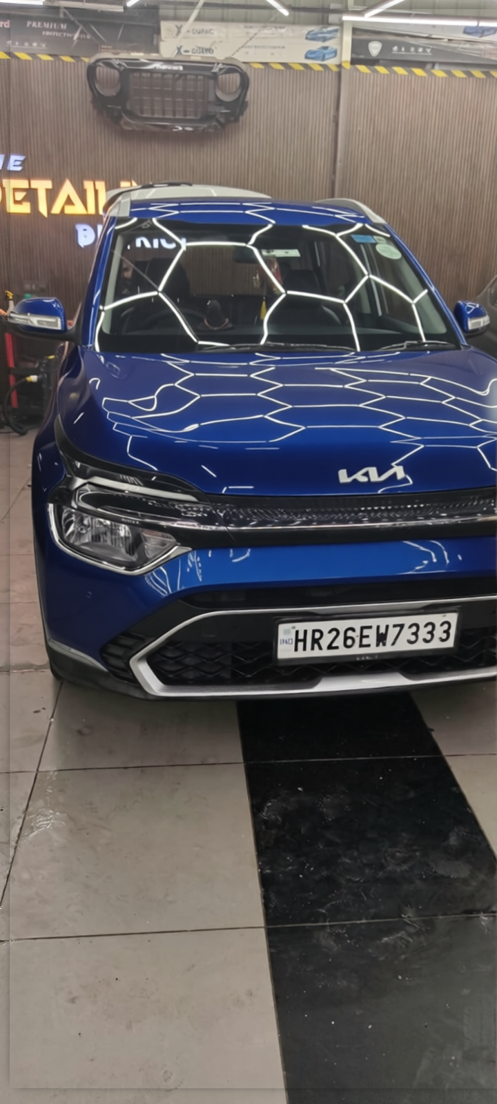 Kia Carens rendered in Deep Navy gloss paint