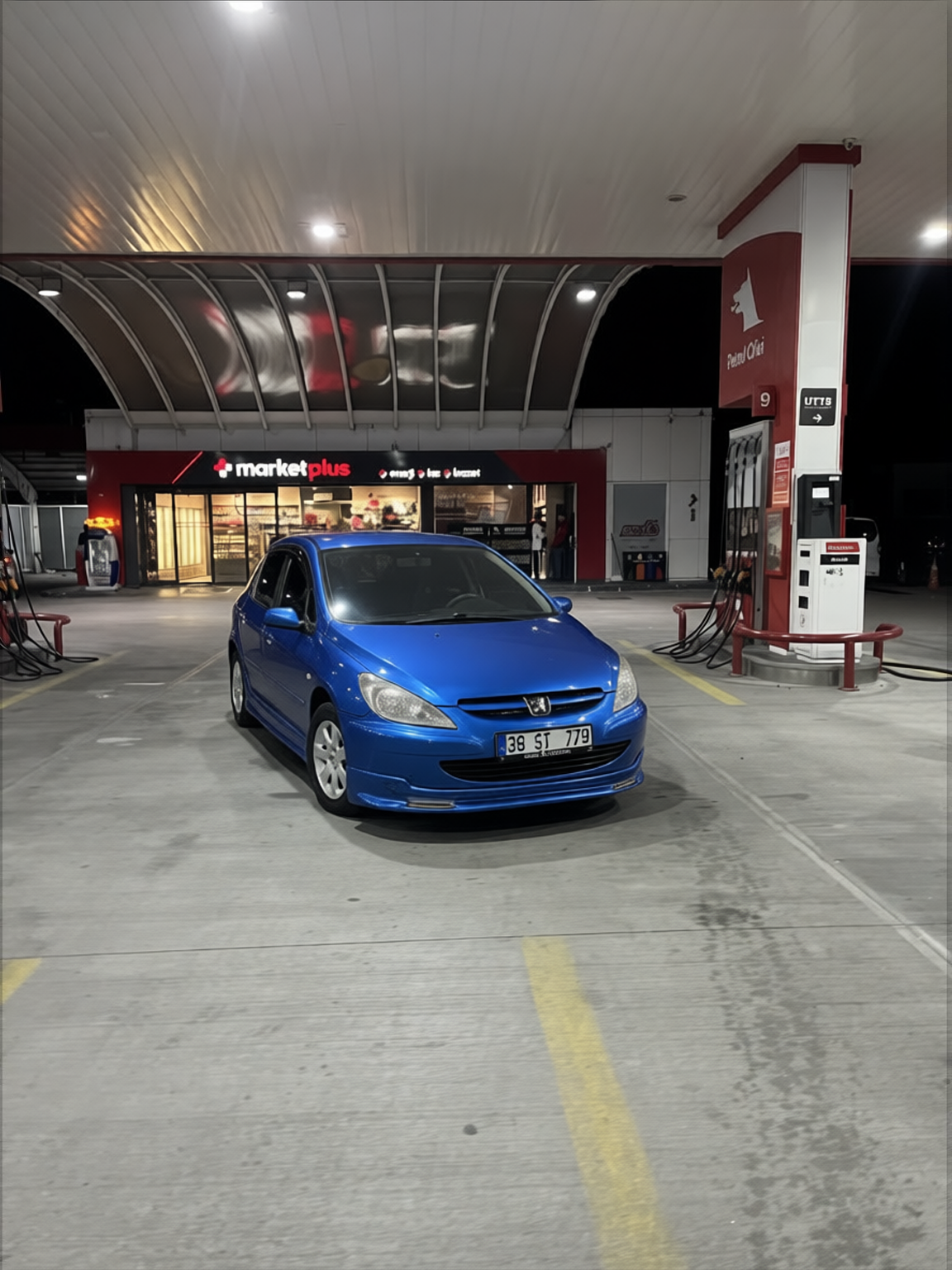 Peugeot 307 rendered in Gulf Blue gloss paint