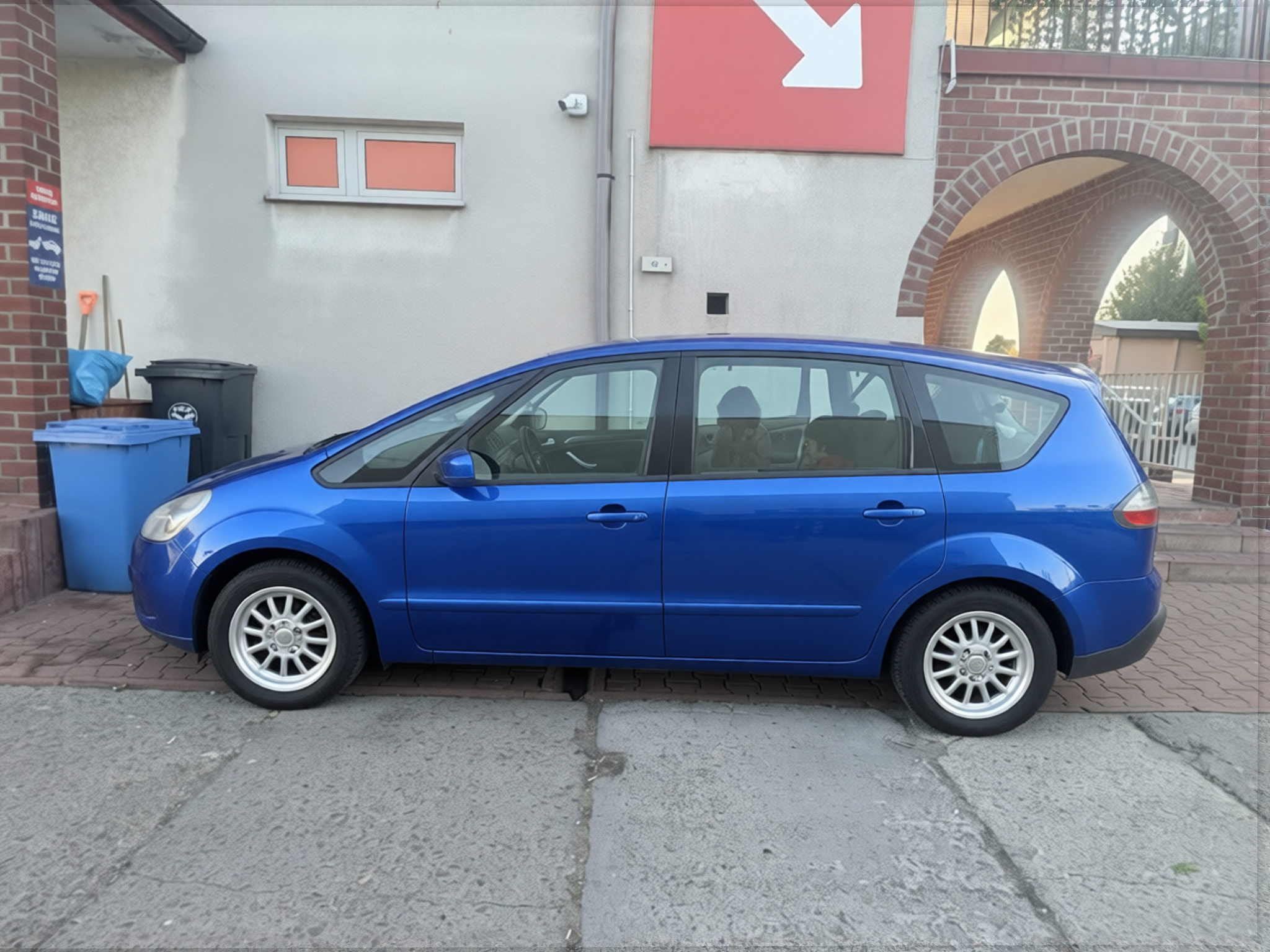 Renault Grand Modus rendered in Gulf Blue gloss paint