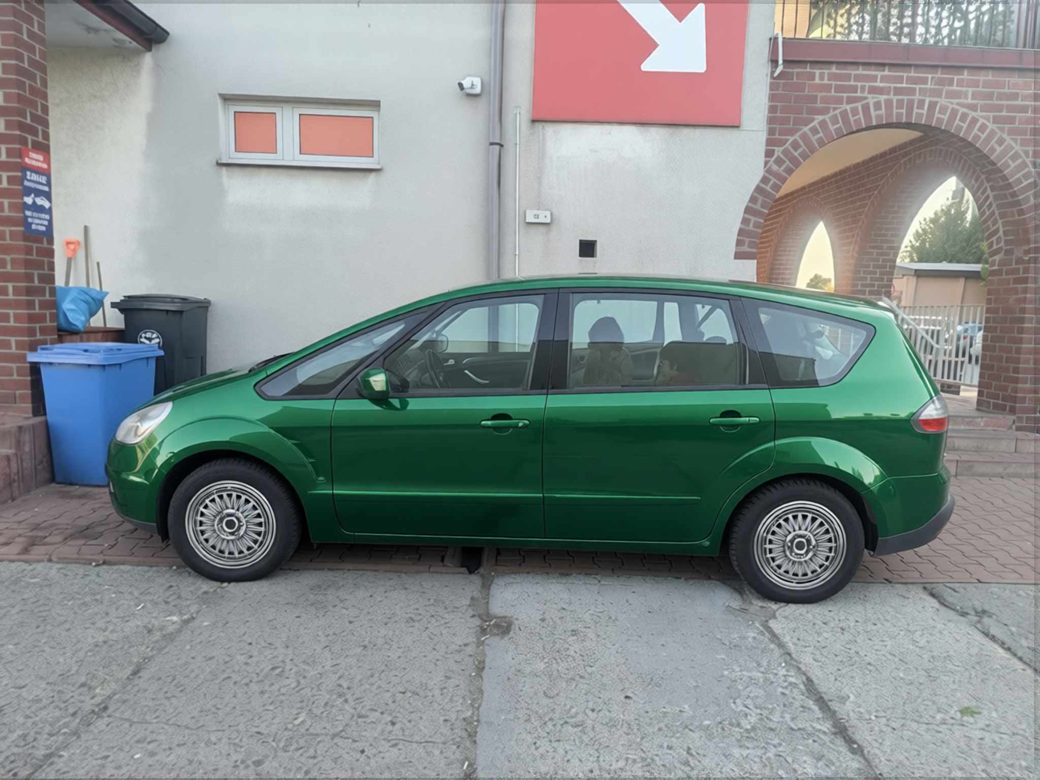 Renault Grand Modus rendered in Racing Green gloss paint