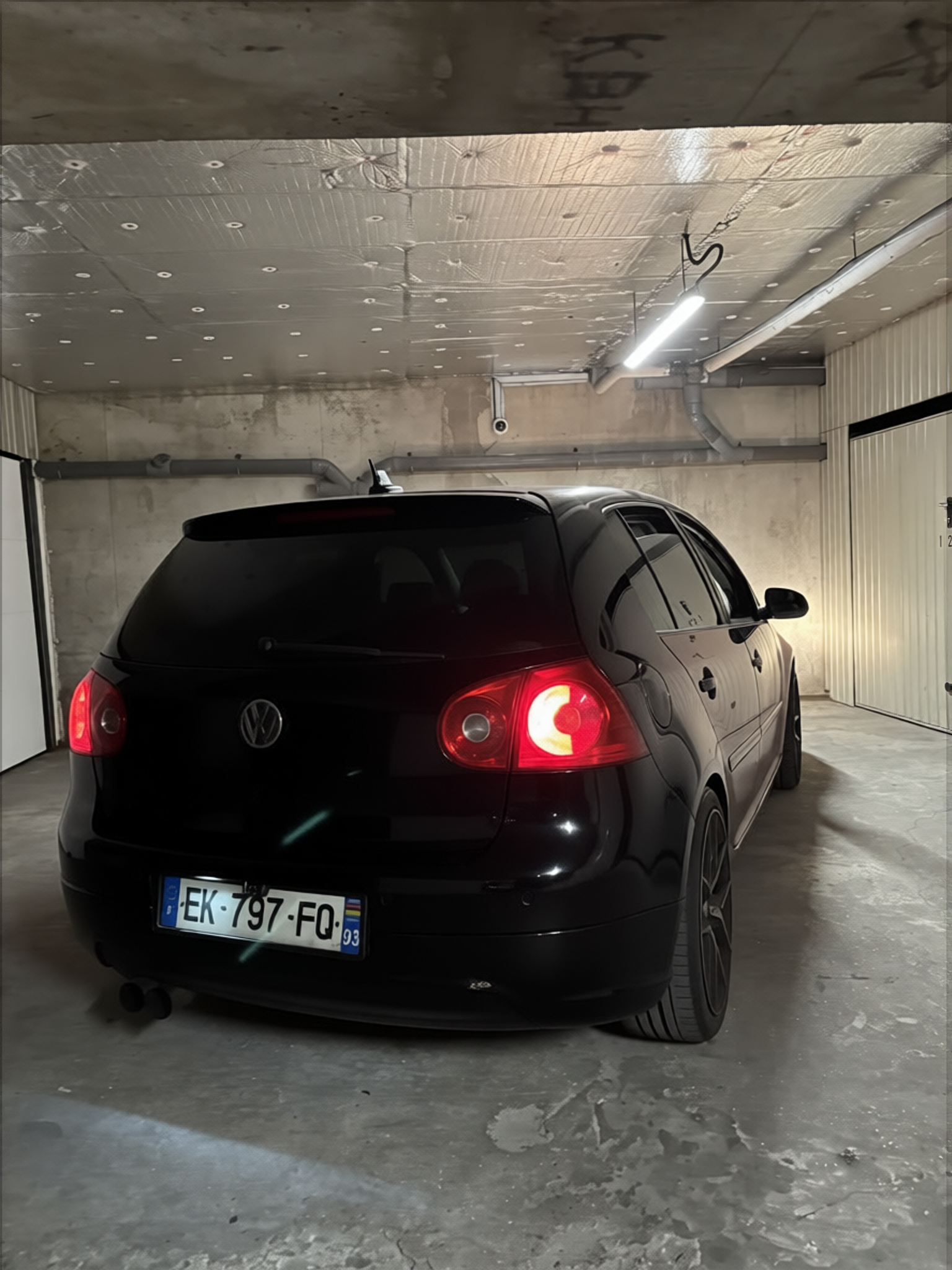 Volkswagen Golf rendered in Black gloss paint