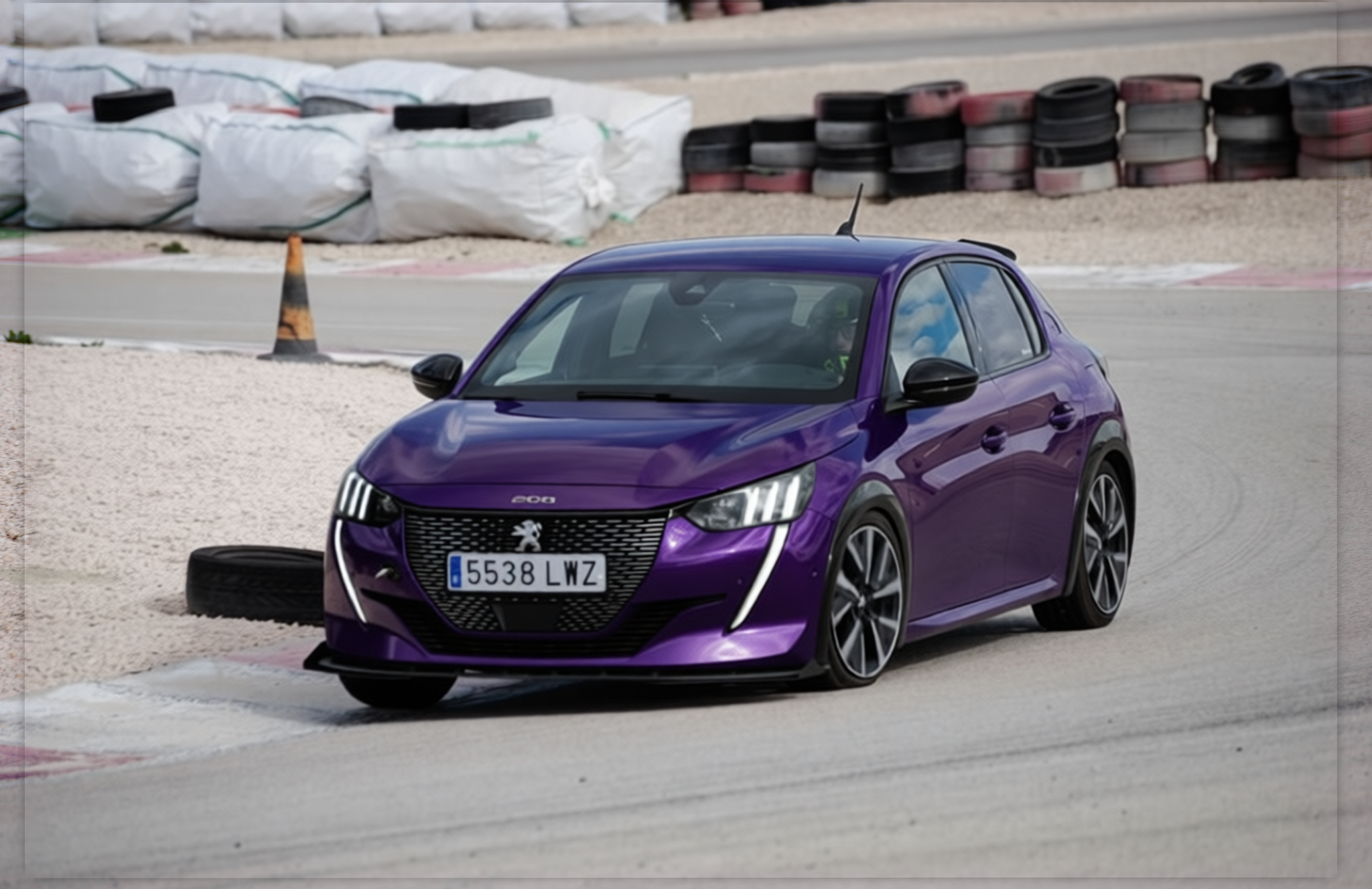 Peugeot 208 en Midnight Purple satin paint