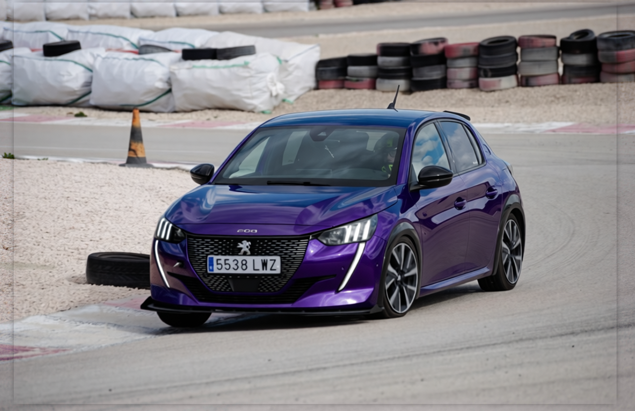 Peugeot 208 en Midnight Purple gloss paint